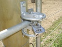 Loquet de porte type lourd automatique avec protection animaux, galvanisé à chaud