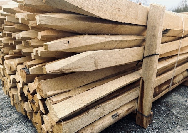 Piquet en châtaignier 1/4 scié, écorcé, pointé - périmètre 18-24 cm 