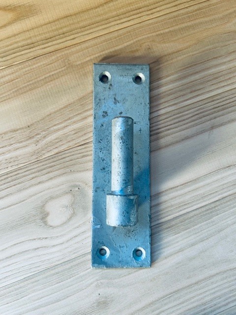 Gond Ø 19 mm sur platine rectangulaire à visser, galvanisé à chaud