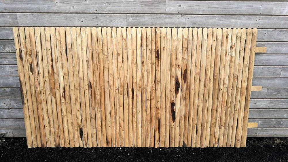 Kastanje paneel bekleed met rechtopstaande stelten