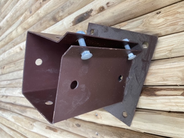 Bevestigingsbeugel 10 x 10 cm voor vierkante paal (met klembouten), bruin gelakt - UITVERKOOP