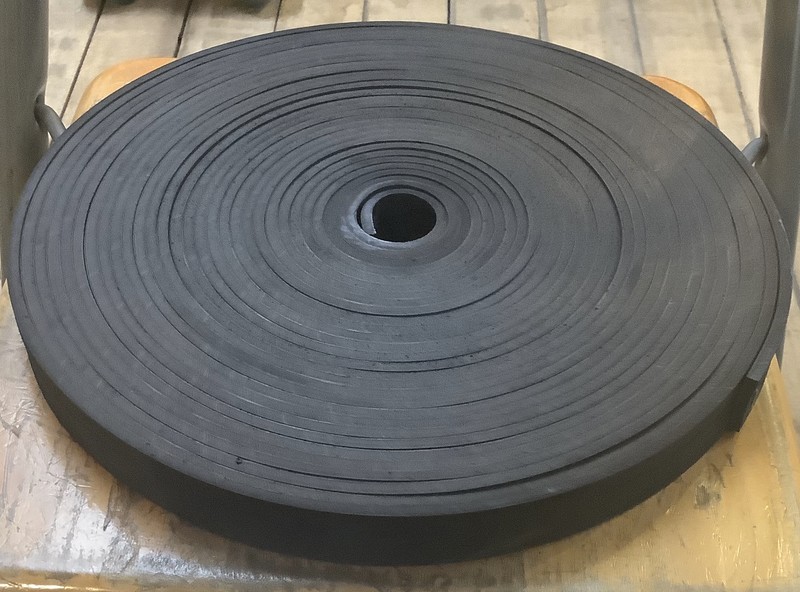Bindband van gerecycled rubber, 2,7 cm - rol van 15 m