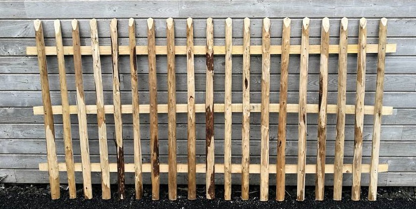 Panneau en châtaignier semi-jointif en échalas dressés - écart 4 cm