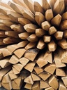 Kastanjehouten paal, 1/4 gezaagd, ontschorst, gepunt – omtrek 18-24 cm 