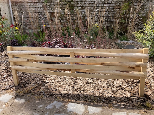 Bordure en châtaignier tressé (avec piquets)