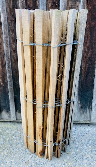 Clôture en acacia échalas 15x30 mm sciés, non pointés - écart 3,5 cm