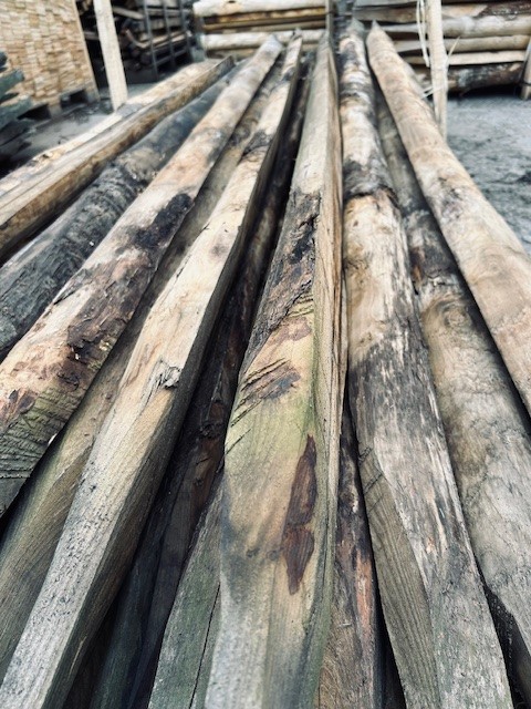 Lisse en châtaignier demi-ronde sciée, écorcée à 2 tenons - DESTOCKAGE