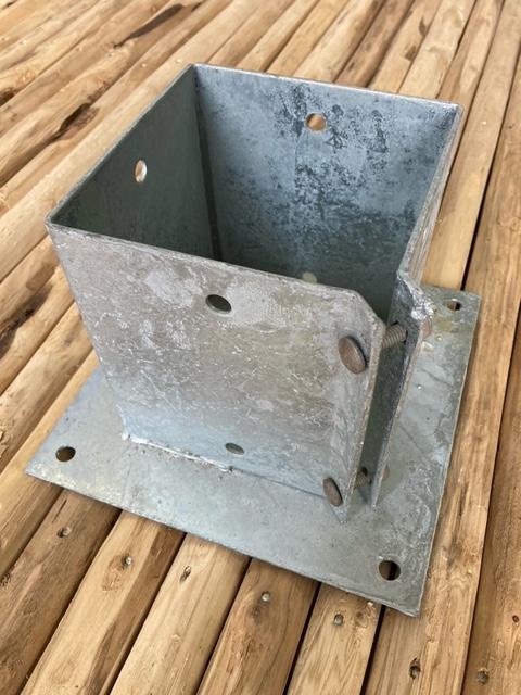 Support 15 x 15 cm pour poteau carré (avec boulons de serrage) à fixer, galvanisé à chaud
