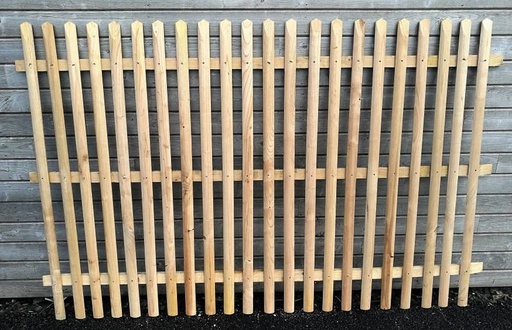 Paneel van kastanjehout met halfverende voegen, regelmatige staafafstand – tussenruimte 4 cm
