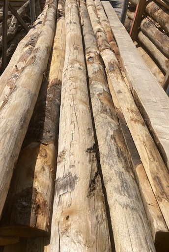 Demi-rond en châtaignier scié, écorcé, non pointé