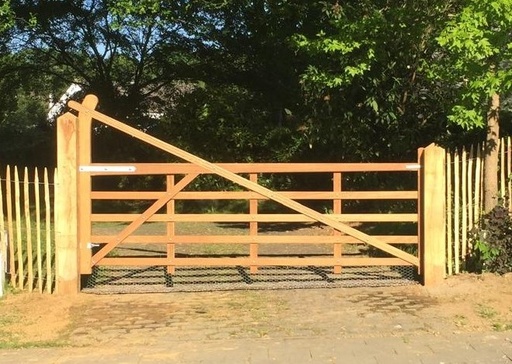 Barrière anglaise Yeoman en iroko - hauteur 120 cm