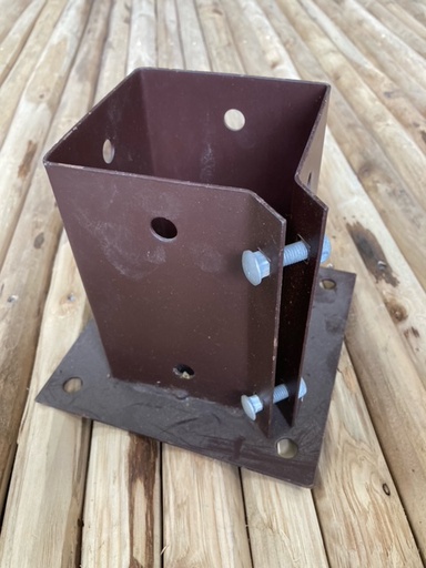 [ZQU-53-001] Bevestigingsbeugel 10 x 10 cm voor vierkante paal (met klembouten), bruin gelakt - UITVERKOOP