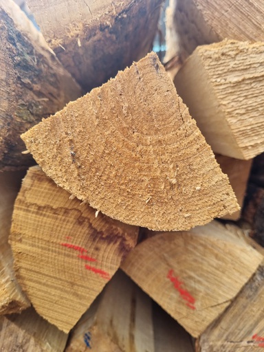 Kastanjehouten paal, 1/4 gezaagd, ontschorst, gepunt – omtrek 24-32 cm