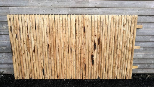 Kastanje paneel bekleed met rechtopstaande stelten