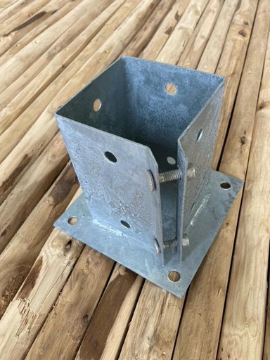 [QU-52-001] Support 10 x 10 cm pour poteau carré (avec boulons de serrage) à fixer, galvanisé à chaud